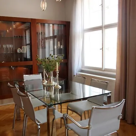 Spacious Elegance In The Heart Of Old Town Lägenhet