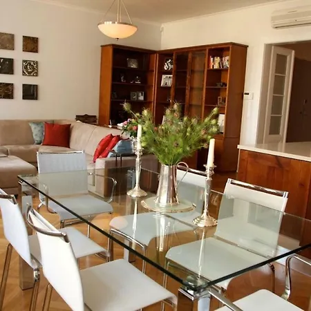 Apartment Spacious Elegance In The Heart Of Old Town
