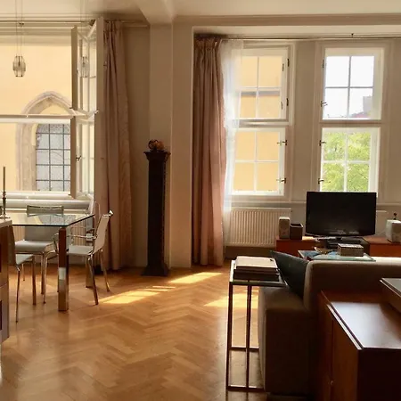 Spacious Elegance In The Heart Of Old Town *