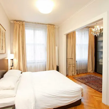 Spacious Elegance In The Heart Of Old Town