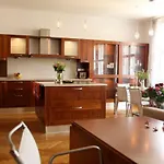 Spacious Elegance In The Heart Of Old Town *