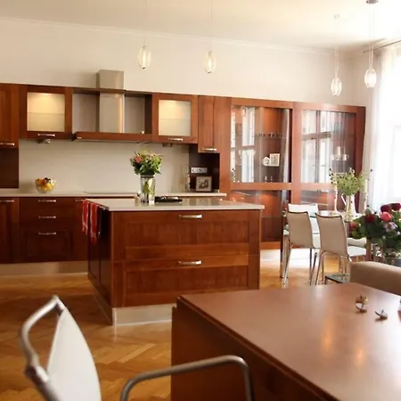 Spacious Elegance In The Heart Of Old Town *