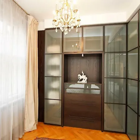 Spacious Elegance In The Heart Of Old Town
