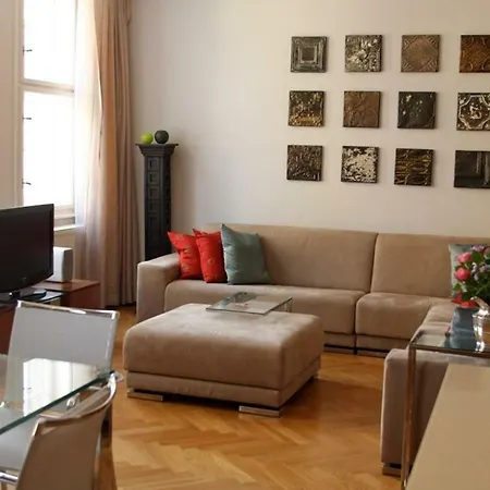 Spacious Elegance In The Heart Of Old Town