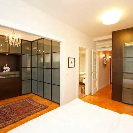 Spacious Elegance In The Heart Of Old Town