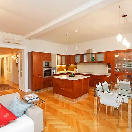 Daire Spacious Elegance In The Heart Of Old Town