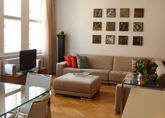 Spacious Elegance In The Heart Of Old Town
