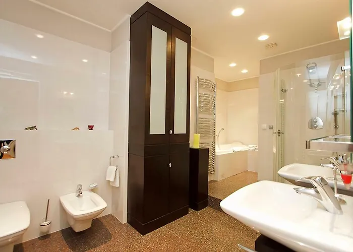 Spacious Elegance In The Heart Of Old Town Daire
